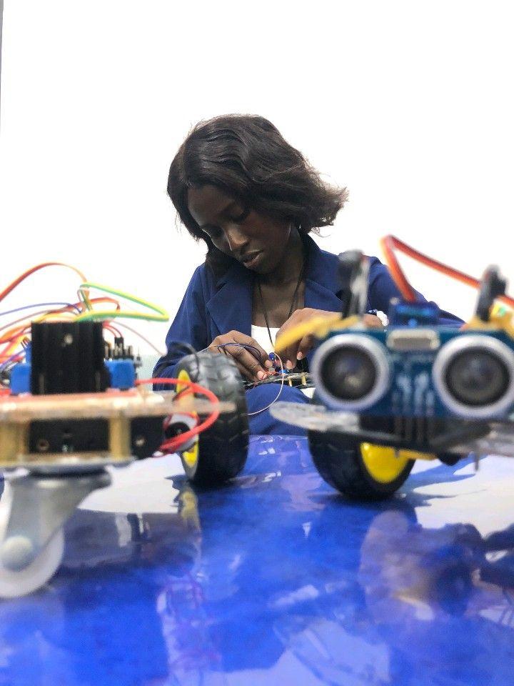 Inspirer l'Avenir : Yapi Danila Christiana, pionnière audacieuse dans les domaines de la robotique en Afrique